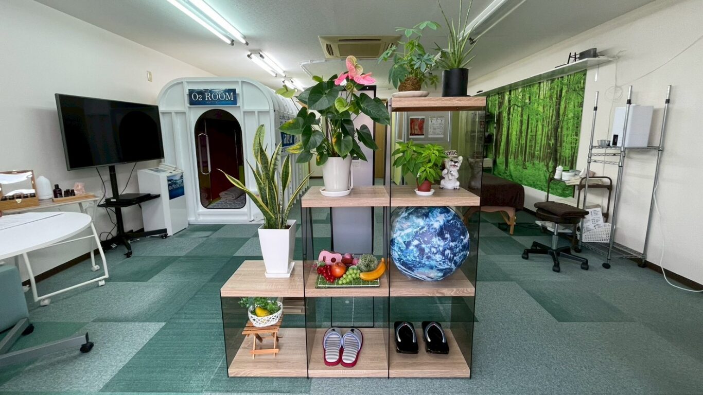 福岡県筑紫野市の健楽足つぼ店内。受付スペースと酸素ルームが見えるリラクゼーションサロンの様子。