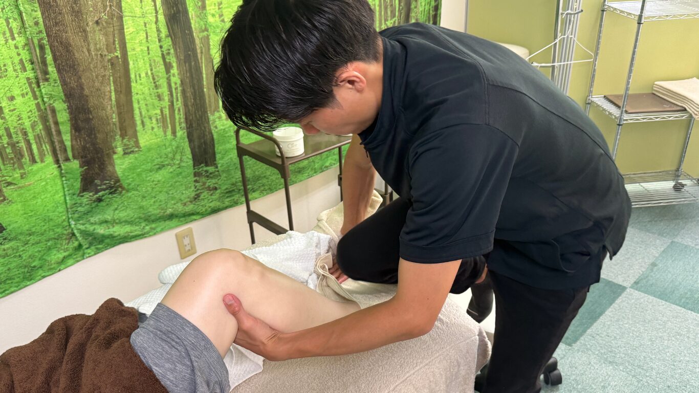 足裏の反射区を丁寧に刺激する足つぼ施術|福岡筑紫野市