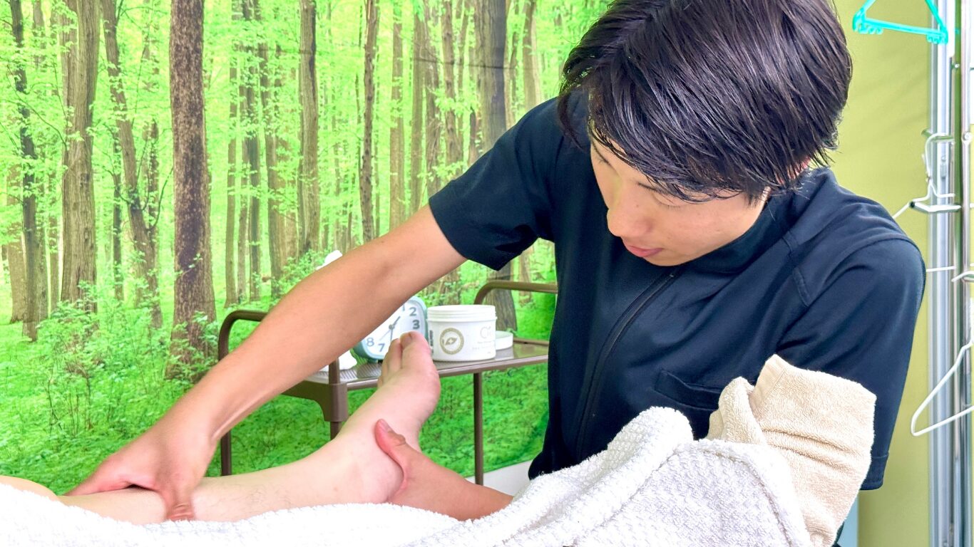 足つぼ施術の様子|冷え・むくみ・自律神経の乱れを整える