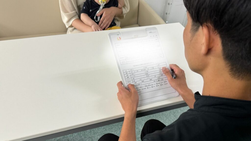 健楽足つぼで利用前の確認をしている様子